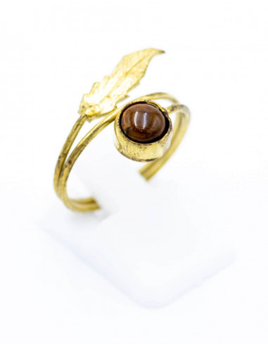 anillo-dorado-piedra-mineral-y-hoja