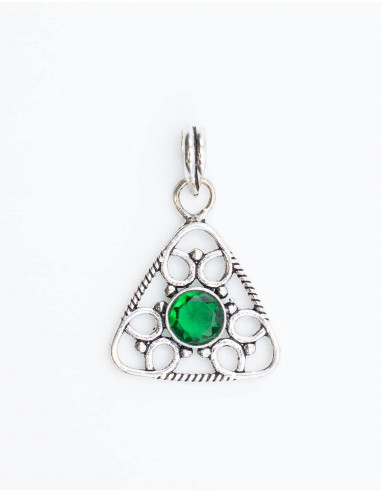 dije-laton-plateado-triangulo-con-piedra-verde