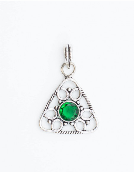 dije-laton-plateado-triangulo-con-piedra-verde