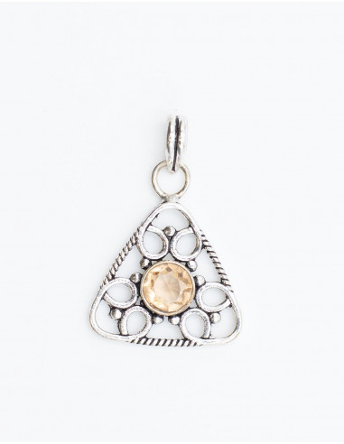 dije-laton-plateado-triangulo-con-piedra-rosa
