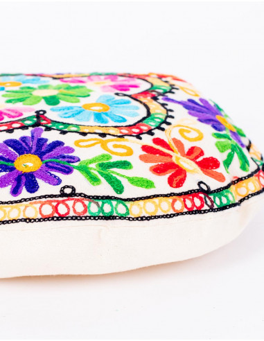cojin-artesanal-redondo-con-bordados-colorido