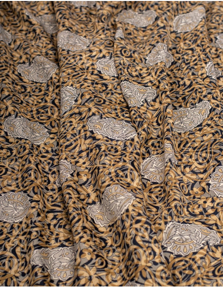 seda-estampado-fondo-negro-dibujos-ocre