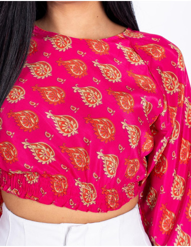 blusa-corta-seda-rosa-fuerte-cuello-redondo