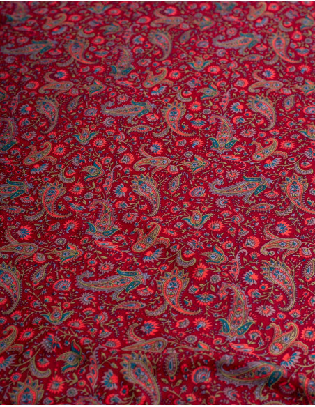 seda-suave-al-tacto-burdeos-paisley