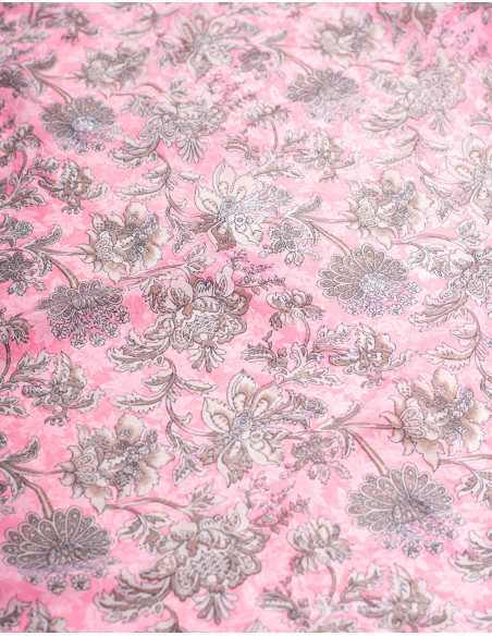 seda-suave-al-tacto-rosa-flores-grises