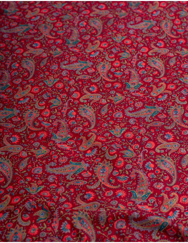 seda-suave-al-tacto-burdeos-paisley