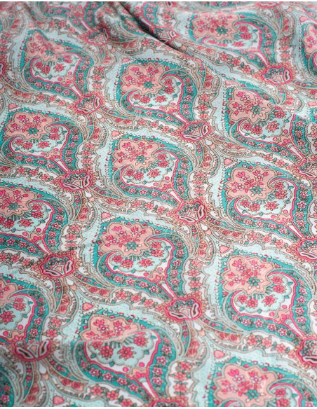seda-suave-al-tacto-verde-estampado-rosa