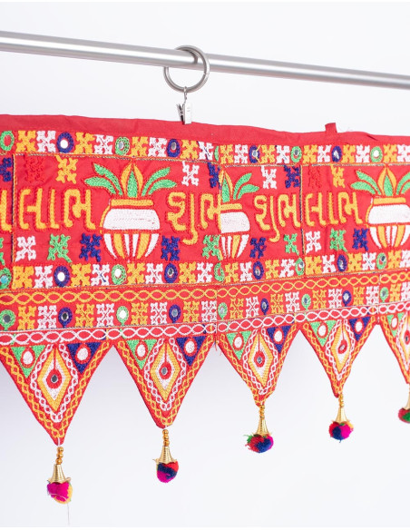 toran-puerta-rojo-con-inscripciones-abalorio