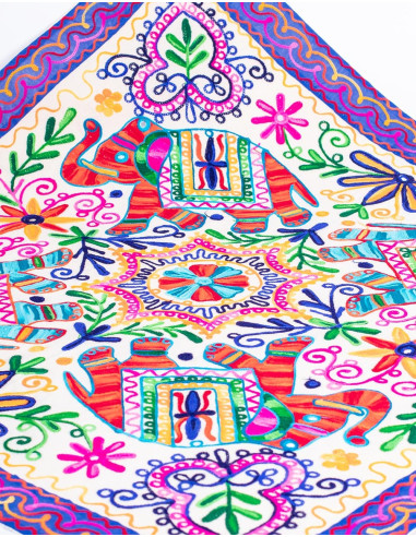 tapiz-mantel-centro-bordado-artesanalmente-morado