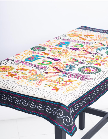 mantel-inscripciones-rupestres-bordado-negro