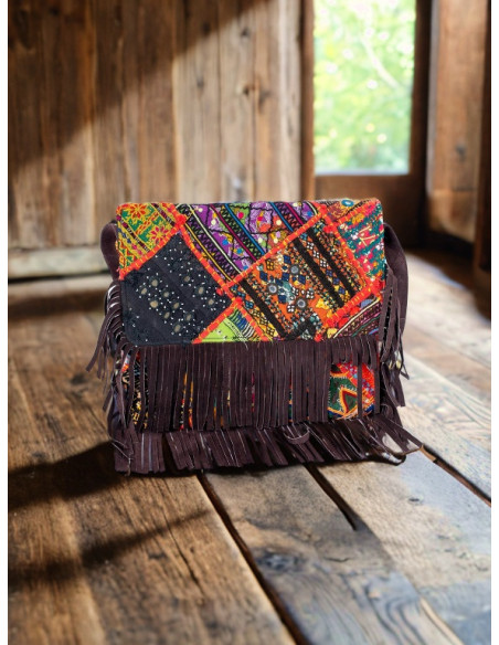 Clutch boho Kimago con espejos y flecos artesanales