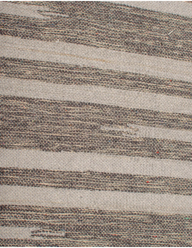 Ethnic handmade rug with fringes | Kimago