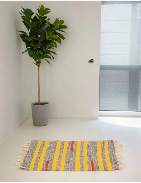 Ethnic handmade rug with fringes | Kimago