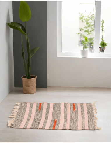 Ethnic handmade rug with fringes | Kimago