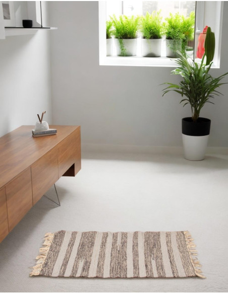 Ethnic handmade rug with fringes | Kimago