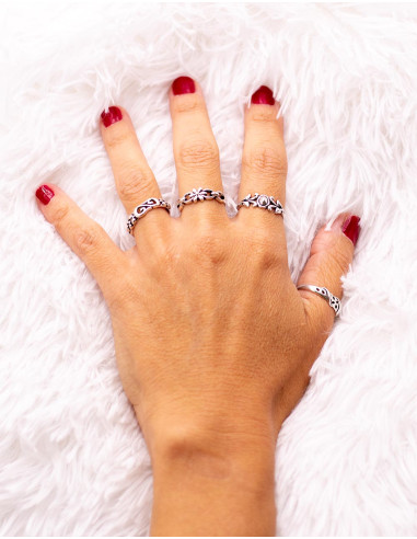 anillo-laton-plateado-diseno-floral-calado