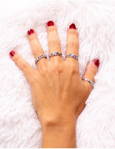 anillo-laton-plateado-diseno-floral-calado