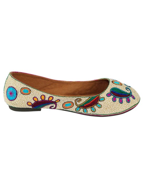 Balerina beige con dibujos bordados y piedras