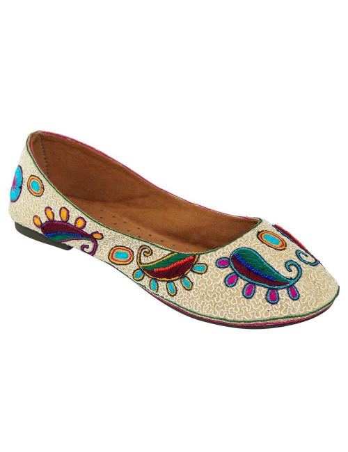 Balerina beige con dibujos bordados y piedras