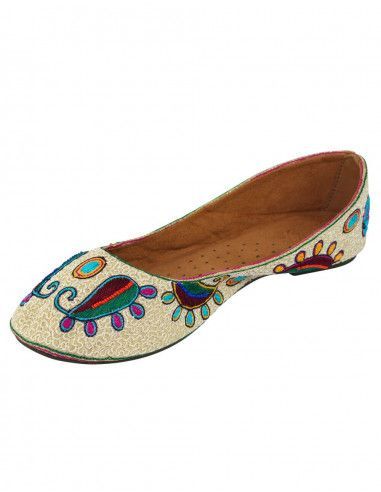 Balerina beige con dibujos bordados y piedras