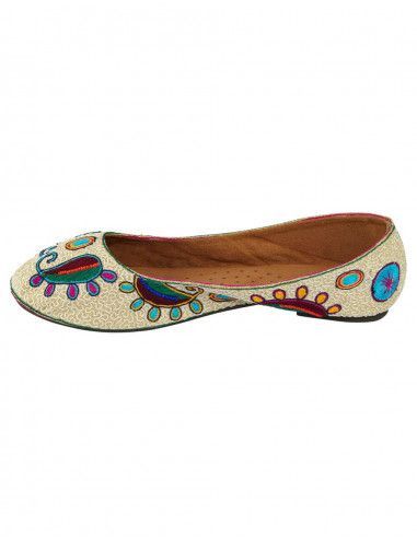 Balerina beige con dibujos bordados y piedras