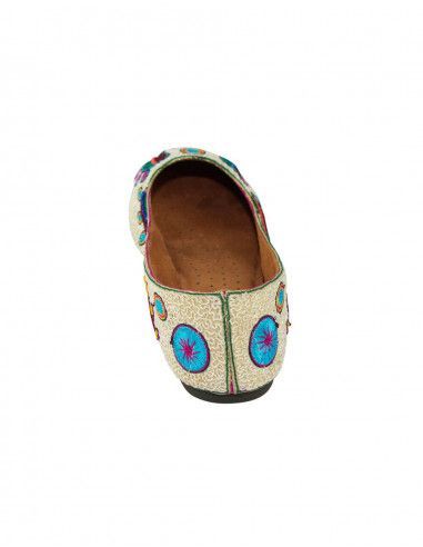 Balerina beige con dibujos bordados y piedras